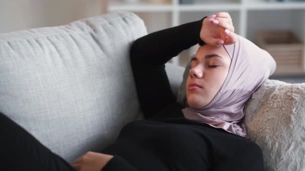 眠れない女不眠症問題疲れたソファの家 — ストック動画