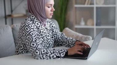Uzak iş serbest yaşam tarzı kadın dizüstü bilgisayarı