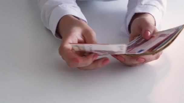 Фінансовий дохід гроші заощадження руки підрахунок готівки — стокове відео