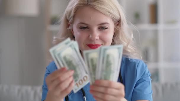 Lékařské korupce chamtivý lékař peníze úplatek — Stock video