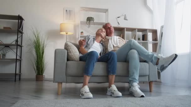 Día de ocio feliz familia pareja disfrutando de momento — Vídeos de Stock