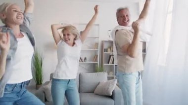 Aile neşesi komik dans arkadaşça bir ilişki