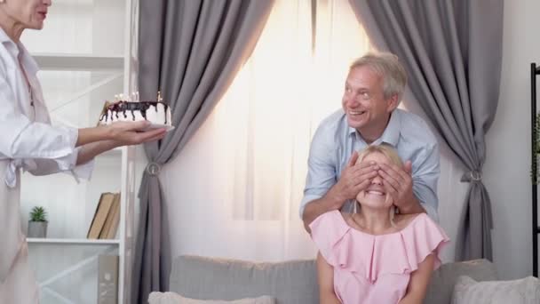 Verjaardag groet familie viering vakantie taart — Stockvideo