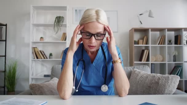 Conferencia virtual agotado médico mujer — Vídeos de Stock