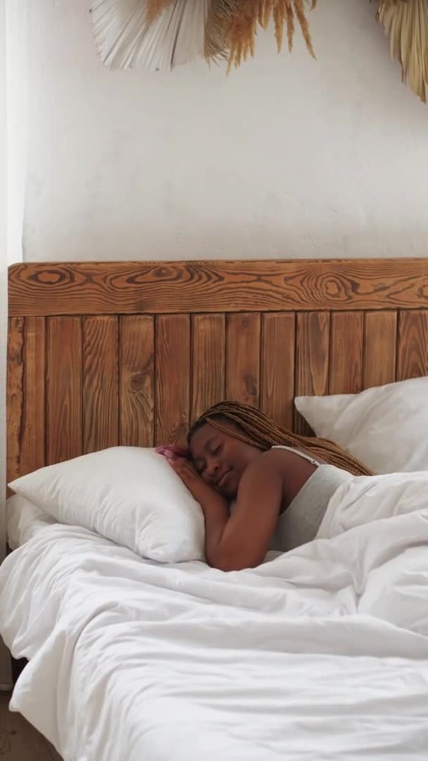Dobré ráno líný neděle žena strečink v posteli — Stock video
