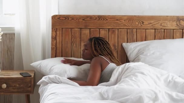 Poranny alarm wczesne przebudzenie irytująca kobieta w łóżku — Wideo stockowe