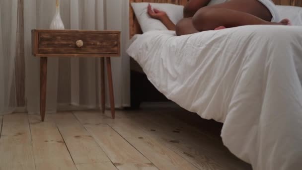 Despierta nuevo día comenzando piernas femeninas saliendo de la cama — Vídeos de Stock