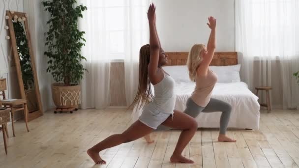Evde yoga eğitimi birlikte çeşitli kadınlar egzersiz yapar. — Stok video