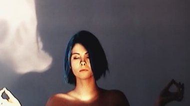 Analog video kaygı giderici kızgın kadın meditasyon yapıyor