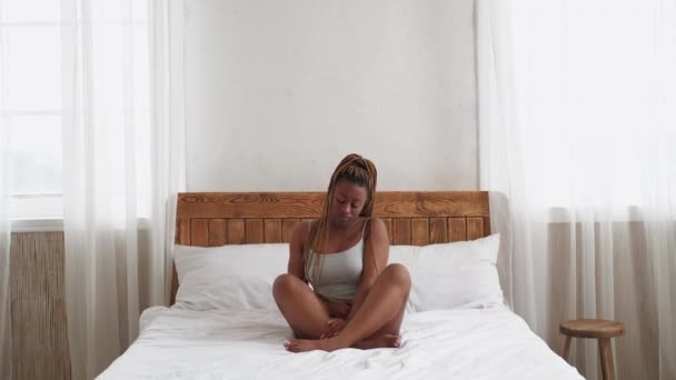 Pms calambres dolor menstrual mujer enferma dolor de vientre — Vídeo de stock