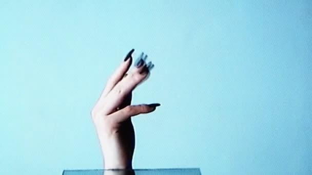 Реальный аналоговый жест рукой установить пальцы на синий — стоковое видео