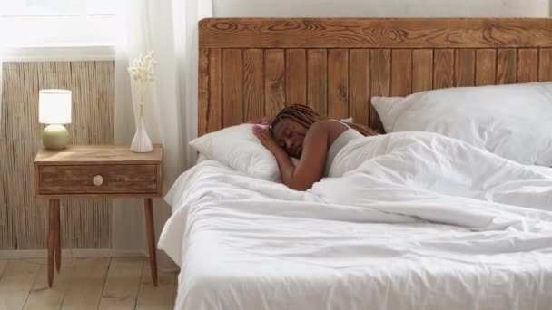 Sovkomfort morgon vila kvinna sovrum interiör — Stockvideo