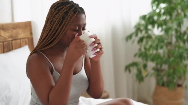 Mañana energía café aroma mujer bebiendo té — Vídeo de stock