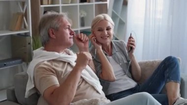 Genç ve mutlu aile çiftimiz müzikten hoşlanıyor.