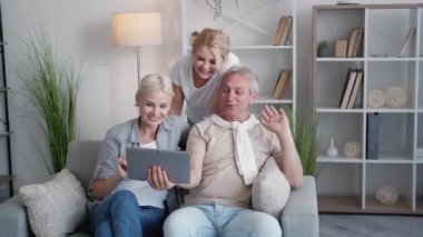 Video çağrısı: Mutlu aile mesafesi iletişimi