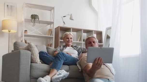 Famiglia tempo libero felice coppia tecnologia digitale — Video Stock