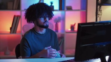 Yakışıklı adamla sanal iletişim.