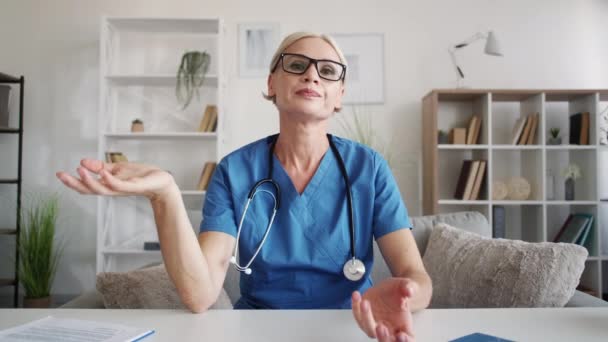 Reunión en línea escéptico médico femenino tareas tontas — Vídeos de Stock