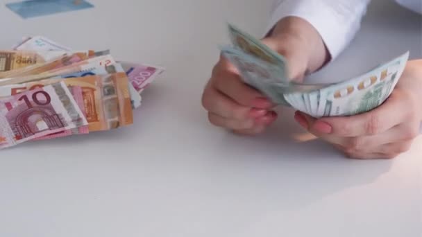 Pengar besparingar händer räknar oss dollar kontanter i euro — Stockvideo
