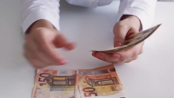 Zakelijke beleggingshanden die geld tellen eurocontanten — Stockvideo