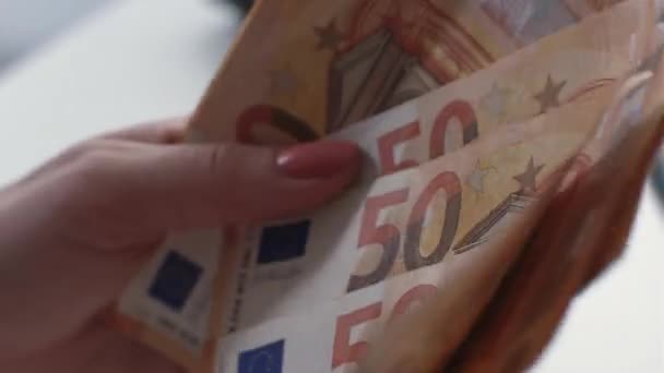 Profitto finanziario denaro mani di risparmio contando euro — Video Stock