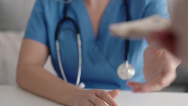 Tıbbi yolsuzluk sağlık ödemesi doktor parası — Stok video