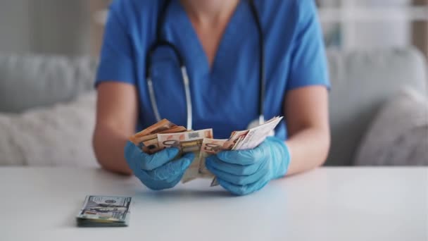 Medicul de mită medicală numărând bani cash euro — Videoclip de stoc