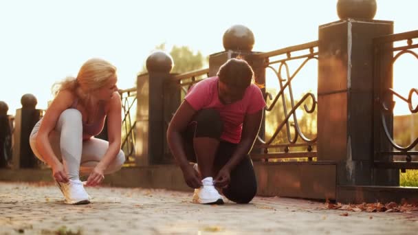 Correr preparando manhã exercício cidade mulheres cadarços — Vídeo de Stock