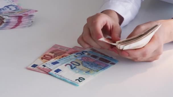 Câmbio moeda valor dinheiro mãos contagem de dinheiro — Vídeo de Stock
