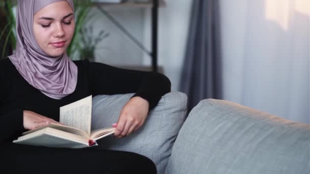 Lesung Frau zu Hause Freizeit entspannendes Buch Couch — Stockvideo