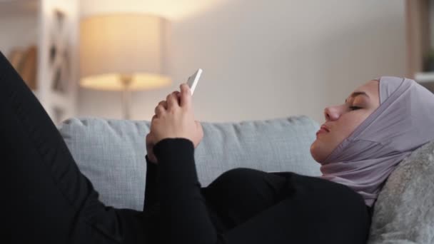 Verbinding fout laag internet geïrriteerde vrouw telefoon — Stockvideo