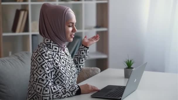 Videogesprek virtuele conferentie vrouw laptop naar huis — Stockvideo