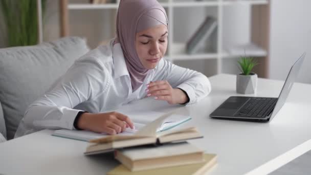 Estudiante cansado estudio presión frustrado chica casa — Vídeos de Stock