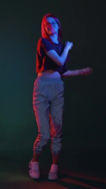 Neon dansı siber punk partisi Havalı kız neon ışığı