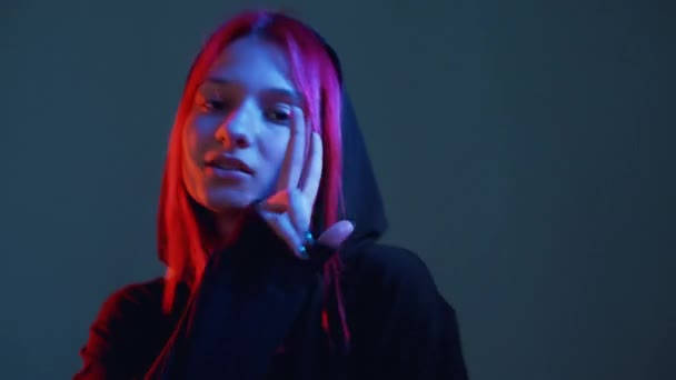 Hiphop kvinne nattdans urban mote neon lys – stockvideo