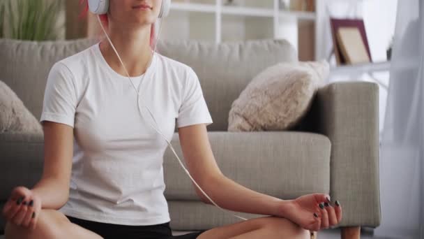 Evde meditasyon yoga rahatlama sportif kadın lotus — Stok video