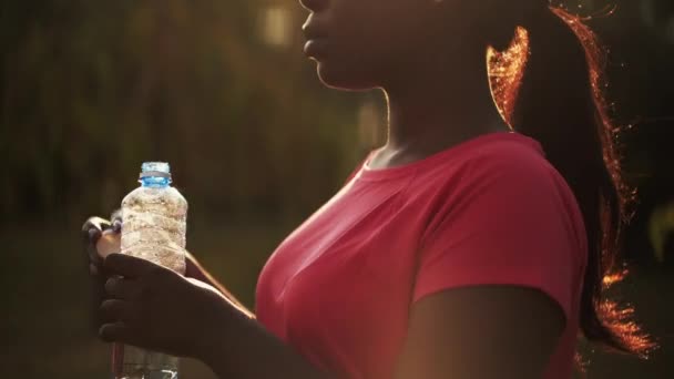 Sedienta mujer cuerpo refresco agua potable parque — Vídeos de Stock