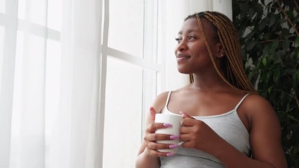 Утренний кофе свежий старт вдохновлен женщина пить — стоковое видео
