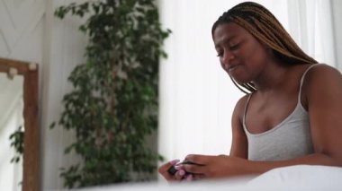 Mobil oyun sabahı ev kadını oynuyor.