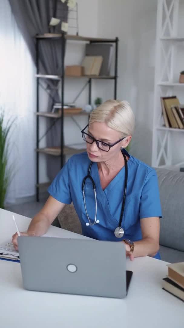 Investigación médica mujer médico estudio diagnóstico — Vídeo de stock