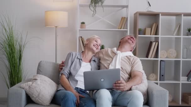 Vidéo réunion heureux couple famille contacts excité — Video
