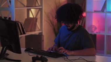 İnternet arama hipster adam çevrimiçi iletişim