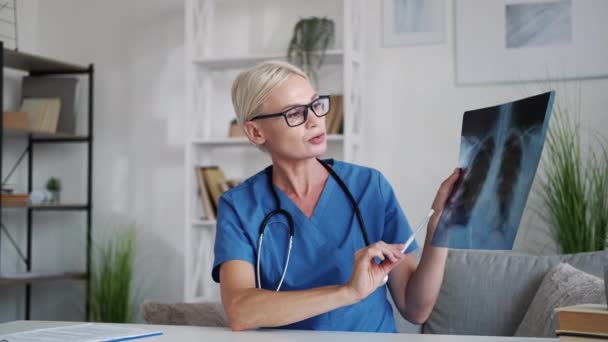 Сделать диагностику женщины-врача онлайн консультации — стоковое видео