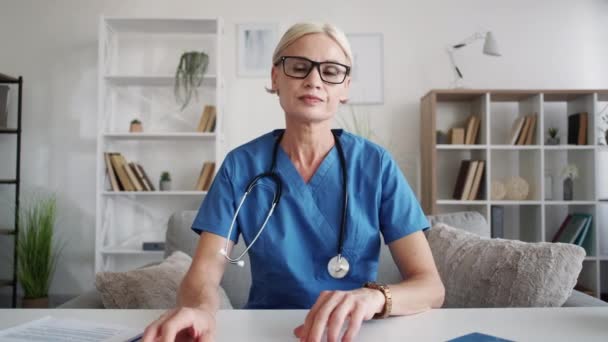 Reunión virtual ocupado médico mujer ayuda médica — Vídeos de Stock