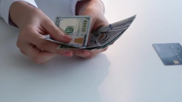 Cash lening bankieren geld handen dollar creditcard — Stockvideo