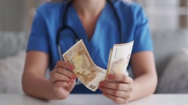 Sağlık sigortası doktoru para çalıyor.