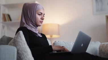 Ev işleri, iş, dizüstü bilgisayar, kadın kanepesi.