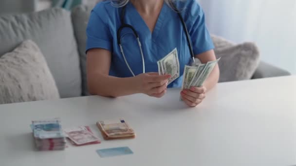 Lekarz zysk medyczny płatność pieniądze dolarów euro — Wideo stockowe