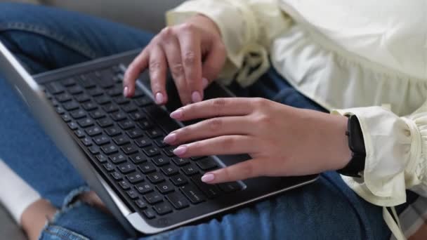 Teclado escribiendo trabajo remoto mujer manos portátil — Vídeos de Stock