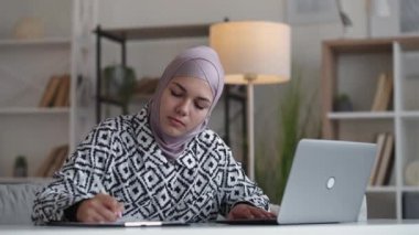 Uzak mesafelere çalışan kadın bilgisayarlı ev bilgisayarı